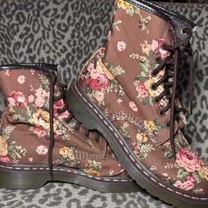 NWOT Dr. Martens boots brown Victorian floral canvas boots women’s 6